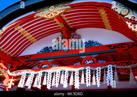 Ingresso al santuario shintoista di Fushimi Inari-taisha a Kyoto, ai rastrelli di carta a zigzag giapponesi e agli uccelli scolpiti. Foto Stock