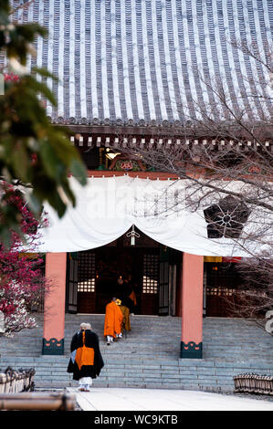 Monaci a Kyoto che salgono le scale, in Giappone. Foto Stock