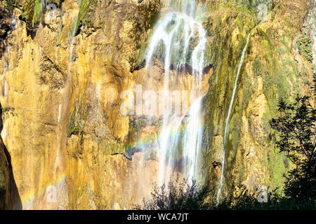 La cascata e arcobaleno nel Parco Nazionale dei Laghi di Plitvice, Croazia Foto Stock