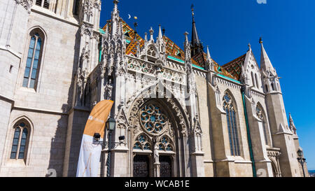 Budapest, Ungheria - 10 agosto 2019: vista esterna della Santa Chiesa Matthias. Foto Stock