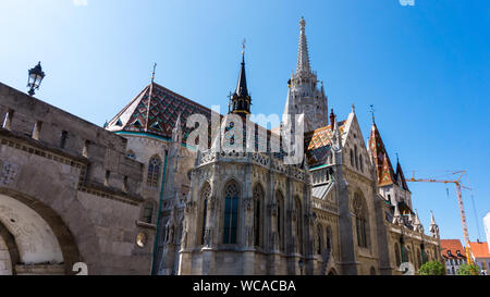 Budapest, Ungheria - 10 agosto 2019: vista esterna della Santa Chiesa Matthias. Foto Stock