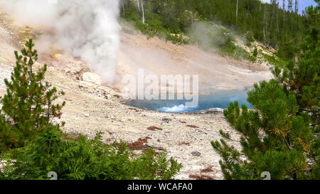 Ripresa in grandangolo di berillo la molla a Yellowstone Foto Stock