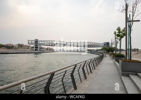 L'iconico twisted ponte pedonale oltre il Dubai Canale d'acqua in Dubai Emirati Arabi Uniti Foto Stock