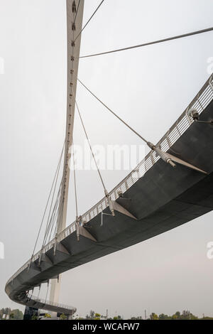 Ponte di tolleranza ponte pedonale oltre il Dubai Canale d'acqua in Dubai EMIRATI ARABI UNITI Foto Stock