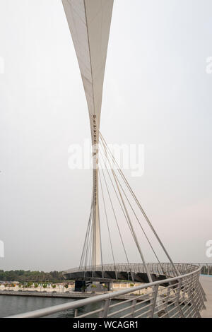 Ponte di tolleranza ponte pedonale oltre il Dubai Canale d'acqua in Dubai EMIRATI ARABI UNITI Foto Stock