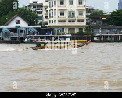 Inquadratura di un longtail boat in Bangkok Foto Stock