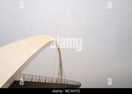 Ponte di tolleranza ponte pedonale oltre il Dubai Canale d'acqua in Dubai EMIRATI ARABI UNITI Foto Stock