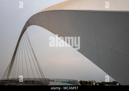 Ponte di tolleranza ponte pedonale oltre il Dubai Canale d'acqua in Dubai EMIRATI ARABI UNITI Foto Stock