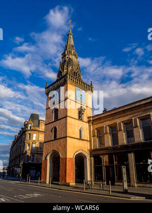 Il Tron Theatre e il campanile al tramonto dalla Argyle Street sulla luglio 20, 2017 a Glasgow. Questo edificio è un punto di riferimento a Trongate nel quartiere di Merchant City ar Foto Stock