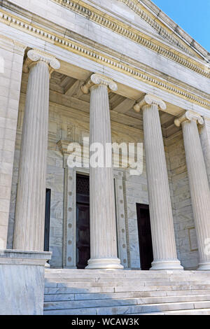 Il maestoso portico d'ingresso a sud con le sue colonne iconiche fu l'ingresso originale al Cleveland Museum of Art di Cleveland, Ohio, Stati Uniti. Foto Stock
