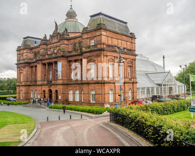 La facciata esterna del Palazzo del Popolo e il giardino d'inverno sulla luglio 21, 2017 a Glasgow, in Scozia. Questa zona è una delle più grande d'Europa parchi urbani. Foto Stock