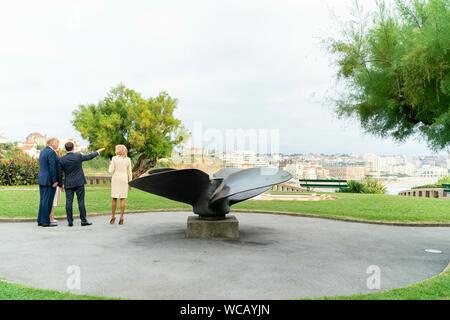Stati Uniti Presidente Donald Trump con il presidente francese Emmanuel Macron come essi prendere nella vista in arrivo per i leader del G7,' Cena presso il faro di Biarritz Agosto 24, 2019 a Biarritz, Francia. In piedi da sinistra a destra sono: U.S. La First Lady Melania Trump, U.S. Presidente Donald Trump, presidente francese Emmanuel Macron e francese prima signora Brigitte Macron. Foto Stock