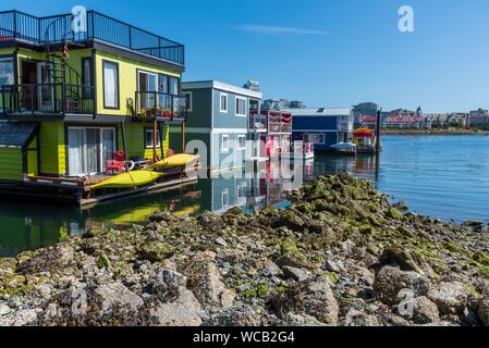 Colorate case galleggianti al Fisherman's Wharf in Victoria, BC. Foto Stock