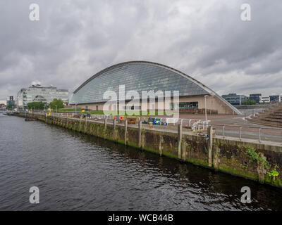 Il Glasgow Science Centre lungo il fiume Clyde sulla luglio 22, 2017 a Glasgow in Scozia. Il Science Centre è una popolare attrazione di Glasgow. Foto Stock