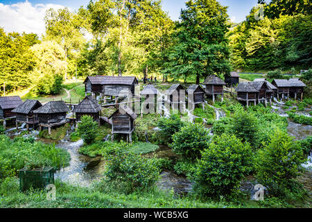 Vecchio piccoli mulini di legno Mlincici vicino a Jajce sul lago Plivsko in Bosnia ed Erzegovina. Foto Stock