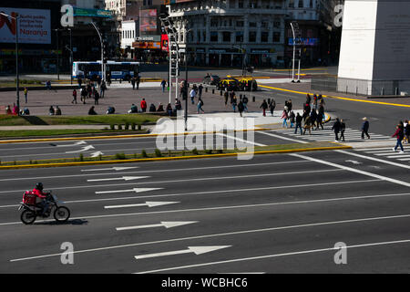 Buenos Aires, Argentina. Agosto 19, 2019. Luglio 9 Avenue (Avenida 9 de Julio), obelisco di Buenos Aires (El Obelisco) in background Foto Stock