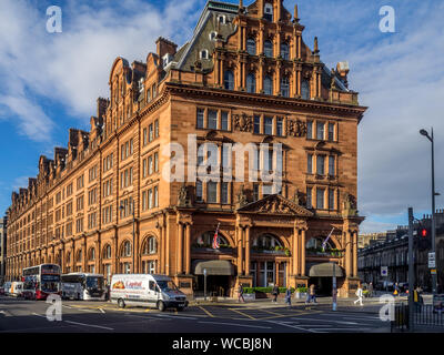 Il Landmark Hotel Caledonian su Princes Street sulla luglio 26, 2017 a Edimburgo, Scozia. Il Caledonian è uno degli alberghi più prestigiosi di Edinb Foto Stock