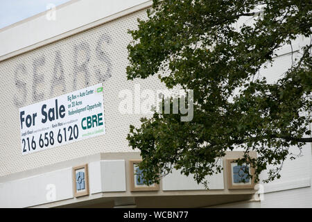 Un contorno sbiadito di un logo segno esterno di una chiusa e abbandonata Sears store di Mentor, Ohio, 11 agosto 2019. Foto Stock