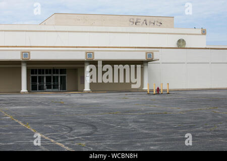 Un contorno sbiadito di un logo segno esterno di una chiusa e abbandonata Sears store di Mentor, Ohio, 11 agosto 2019. Foto Stock