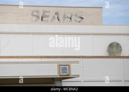 Un contorno sbiadito di un logo segno esterno di una chiusa e abbandonata Sears store di Mentor, Ohio, 11 agosto 2019. Foto Stock