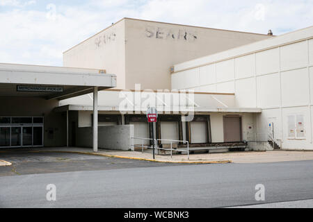 Un contorno sbiadito di un logo segno esterno di una chiusa e abbandonata Sears store di Mentor, Ohio, 11 agosto 2019. Foto Stock