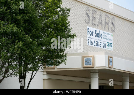 Un contorno sbiadito di un logo segno esterno di una chiusa e abbandonata Sears store di Mentor, Ohio, 11 agosto 2019. Foto Stock