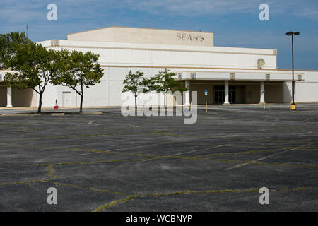 Un contorno sbiadito di un logo segno esterno di una chiusa e abbandonata Sears store di Mentor, Ohio, 11 agosto 2019. Foto Stock