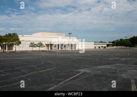 Un contorno sbiadito di un logo segno esterno di una chiusa e abbandonata Sears store di Mentor, Ohio, 11 agosto 2019. Foto Stock