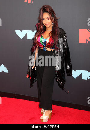 Agosto 26, 2019, Newark, New York, Stati Uniti d'America: "Jersey Shore' realtà star NICOLE POLIZZI aka "NOOKI' assiste il 2019 MTV VMAs red carpet arrivi presso il Centro Prudential. (Credito Immagine: © Nancy Kaszerman/ZUMA filo) Foto Stock