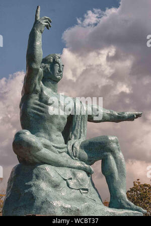 Nagasaki, Kyushu in Giappone. 28 ott 2006. Il 33 piedi di altezza (10 m.) Pace statua dello scultore Seibo Kitamura domina Nagasaki il Parco della Pace per commemorare il WW II bombardamento atomico della città, 9 agosto 1945. Esso rappresenta una miscela di occidentale e quella orientale di arte, religione e ideologia. Il parco è visitato da molti giapponesi e i turisti stranieri Credito: Arnold Drapkin/ZUMA filo/Alamy Live News Foto Stock