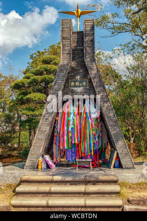 Nagasaki, Kyushu in Giappone. 28 ott 2006. La torre della gru Folded-Paper, un monumento commemorativo in Nagasaki il Parco della Pace in Giappone. Il parco ricorda la II Guerra Mondiale bombardamento atomico della città, 9 Agosto, 1945, ed è visitato da molti giapponesi e turisti stranieri. Credito: Arnold Drapkin/ZUMA filo/Alamy Live News Foto Stock