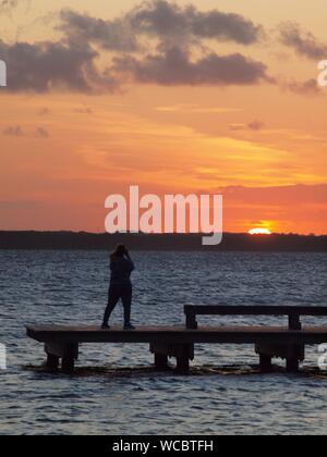 Tramonto sulla baia di Barnegat, New Jersey. Colpo da spiaggia in Lavallette, NJ. Foto Stock