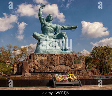 Nagasaki, Kyushu in Giappone. 28 ott 2006. Il 33 piedi di altezza (10 m.) Pace statua dello scultore Seibo Kitamura domina Nagasaki il Parco della Pace per commemorare il WW II bombardamento atomico della città, 9 agosto 1945. Esso rappresenta una miscela di occidentale e quella orientale di arte, religione e ideologia. Il parco è visitato da molti giapponesi e i turisti stranieri Credito: Arnold Drapkin/ZUMA filo/Alamy Live News Foto Stock