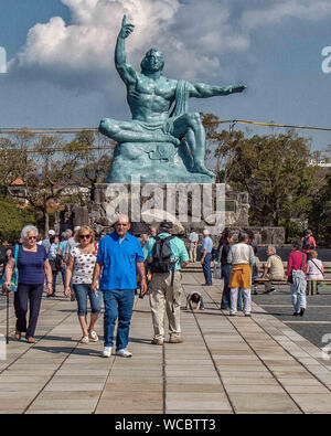 Nagasaki, Kyushu in Giappone. 28 ott 2006. Il 33 piedi di altezza (10 m.) Pace statua dello scultore Seibo Kitamura domina Nagasaki il Parco della Pace per commemorare il WW II bombardamento atomico della città, 9 agosto 1945. Esso rappresenta una miscela di occidentale e quella orientale di arte, religione e ideologia. Il parco è visitato da molti giapponesi e i turisti stranieri Credito: Arnold Drapkin/ZUMA filo/Alamy Live News Foto Stock