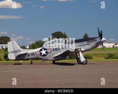 Raccolta di WW warbirds 2 in corrispondenza della parete Township, New Jersey airfield nell agosto del 2019. Presso il campo era un B-24, B-25, B-17 e un P Mustang. Foto Stock