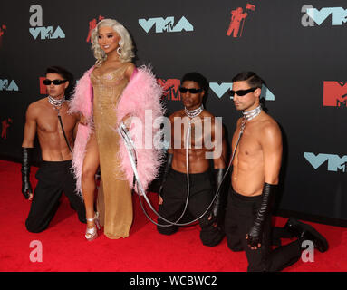 Agosto 26, 2019, Newark, New York, Stati Uniti d'America: YouTuber NIKITA DRAGUN assiste il 2019 MTV VMAs red carpet arrivi presso il Centro Prudential. (Credito Immagine: © Nancy Kaszerman/ZUMA filo) Foto Stock