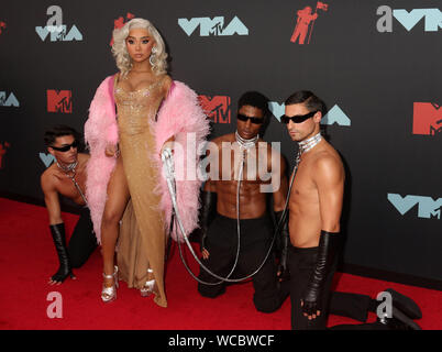 Agosto 26, 2019, Newark, New York, Stati Uniti d'America: YouTuber NIKITA DRAGUN assiste il 2019 MTV VMAs red carpet arrivi presso il Centro Prudential. (Credito Immagine: © Nancy Kaszerman/ZUMA filo) Foto Stock