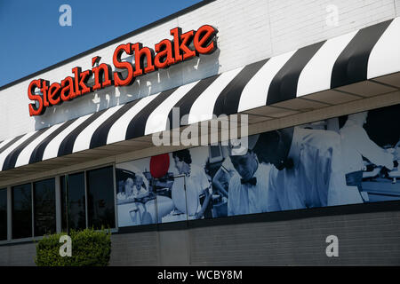 Un logo segno esterno di una bistecca 'n scuotere il fast food ristorante posizione di Brooklyn, Ohio, 11 agosto 2019. Foto Stock