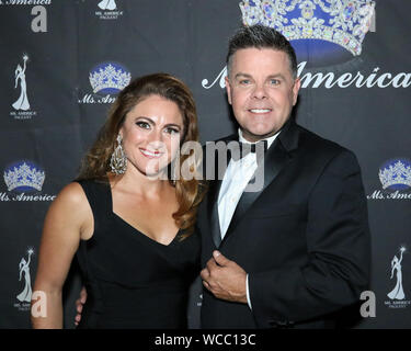 Long Beach, California, Stati Uniti d'America. 24 Agosto, 2019. Dott.ssa Stephanie Mills, ex Ms. America 2015, e host TV Scott Stewart frequentando il Sig.ra America 2019 Pageant sulla Queen Mary a Long Beach, in California, il 24 agosto 2019. Foto Stock