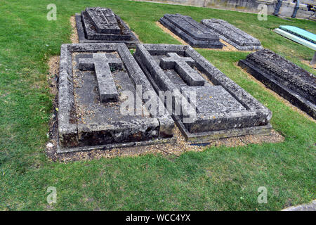 Sette tombe in pietra nella motivazione della Cattedrale di Ely Foto Stock