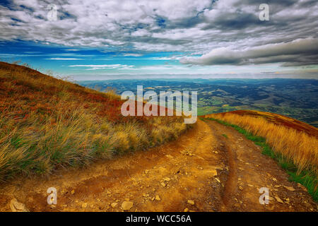 Country Road in montagna. strada che conduce verso il basso Foto Stock