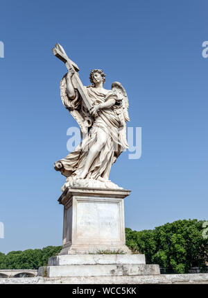 Angelo con la croce di Sant'Angelo bridge - Roma, Italia Foto Stock