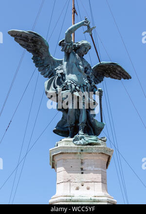 St Michael statua sulla sommità di Castel Sant'Angelo a Roma Foto Stock