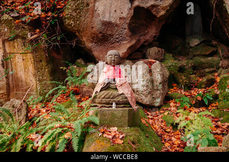 Jizo Bosatsu Monaco di pietra statue con bib e hat al tempio Yamadera, Yamagata, Giappone. Jizo è custode di pietra statua Foto Stock