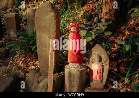 Jizo Bosatsu Monaco di pietra statue con bib e hat al tempio Yamadera, Yamagata, Giappone. Jizo è custode di pietra statua Foto Stock