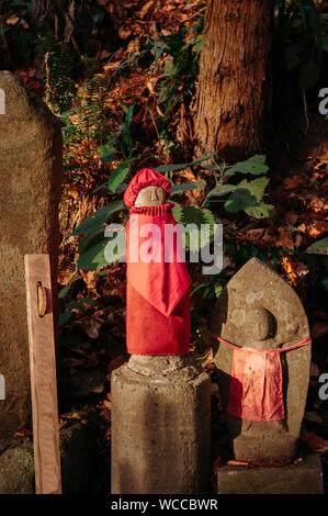 Jizo Bosatsu Monaco di pietra statue con bib e hat al tempio Yamadera, Yamagata, Giappone. Jizo è custode di pietra statua Foto Stock