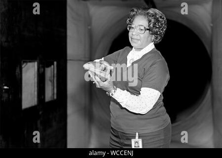 Maria Jackson, un "computer umano' presenti nel film figure nascoste, tenendo in mano un modello presso la NASA Langley Research Center di Hampton, Virginia. (USA) Foto Stock