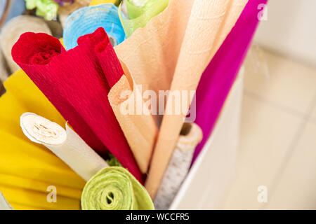 Rotoli di dono e della carta da imballaggio di rotoli di nastro Foto Stock