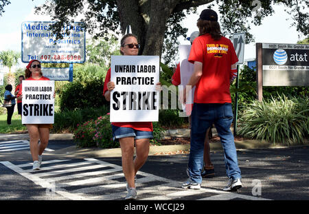 Orlando, Stati Uniti. Il 27 agosto, 2019. I membri dell'Unione detengono cartelloni davanti a un AT&T ufficio come uno sciopero da parte dei lavoratori di comunicazione d'America entra nel suo quinto giorno in nove Stati del Sud.Oltre 20.000 CWA europea membri hanno camminato fuori dopo la carica che l'azienda di telecomunicazioni non è la contrattazione in buona fede nel corso di un nuovo contratto. Credito: SOPA Immagini limitata/Alamy Live News Foto Stock