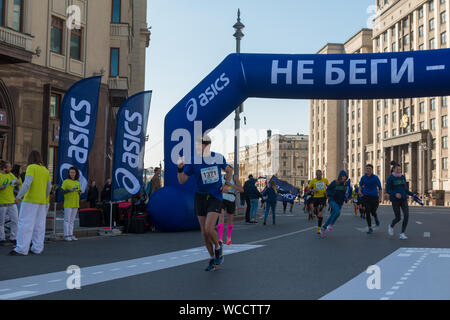 Mosca - Settembre 24, 2017: i partecipanti di Mosca autunno marathon sponsorizzato da Asics brand Foto Stock